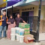 Potret penyerahan bantuan dari PT Tirta Kencana Tatawarna (AVIAN) kepada Paud Aisyiyah XII Gembong
