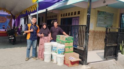 Potret penyerahan bantuan dari PT Tirta Kencana Tatawarna (AVIAN) kepada Paud Aisyiyah XII Gembong