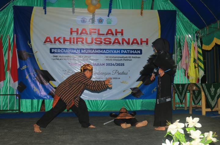 Tampilan Teater dari siswa dan Siswi MI Muhammadiyah 02 Patihan sebagai Penutup acara Haflah Akhirussanah Perguruan Muhammadiyah Patihan