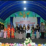 Ketua Ranting Muhammadiyah Patihan didampingi Kepala sekolah MI Muhammadiyah 02 Patihan saat menyerahkan penghargaan kepada siswa-siswi berprestasi