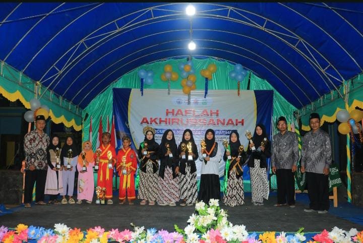 Ketua Ranting Muhammadiyah Patihan didampingi Kepala sekolah MI Muhammadiyah 02 Patihan saat menyerahkan penghargaan kepada siswa-siswi berprestasi