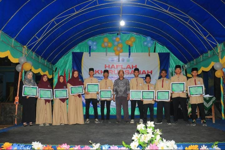 Ketua Pondok Pesantren An-Nur Al Islamiyah Muhammadiyah Patihan memberikan penghargaan kepada santriwan dan Santriwati yang berprestasi