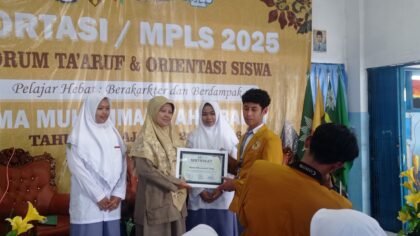 Pemberian Cinderamata kepada Bu Diana Nikmawati S.Ag