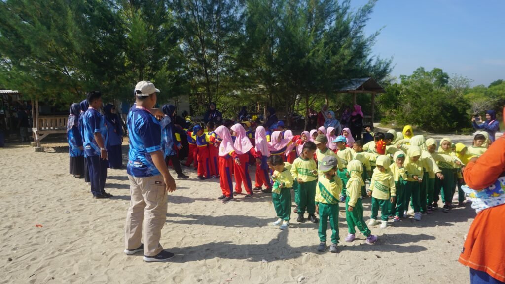 Keceriaan Penutupan MPLS Ramah 2025 SD Muhammadiyah 2 Babat dan PAUD Aisyiyah Bedahan Di Pantai Klayar Paciran