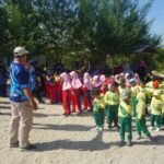 Keceriaan Penutupan MPLS Ramah 2025 SD Muhammadiyah 2 Babat dan PAUD Aisyiyah Bedahan Di Pantai Klayar Paciran