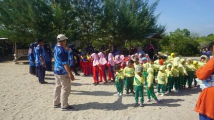 Keceriaan Penutupan MPLS Ramah 2025 SD Muhammadiyah 2 Babat dan PAUD Aisyiyah Bedahan Di Pantai Klayar Paciran
