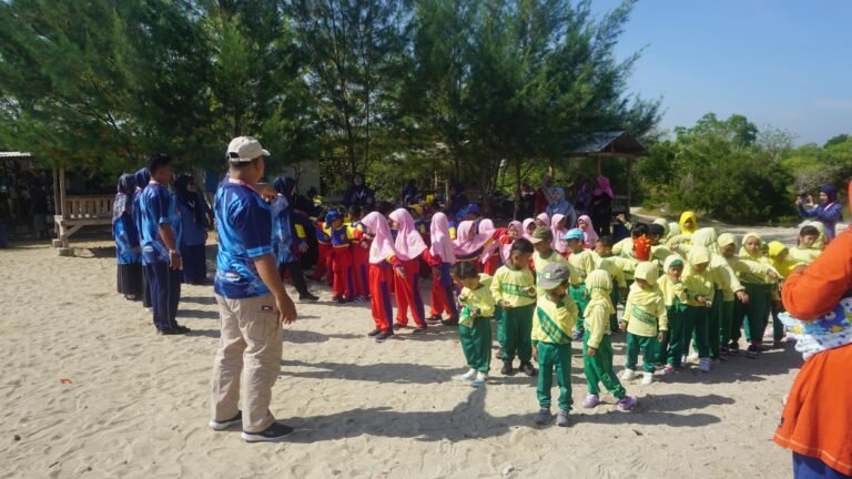 Keceriaan Penutupan MPLS Ramah 2025 SD Muhammadiyah 2 Babat dan PAUD Aisyiyah Bedahan Di Pantai Klayar Paciran