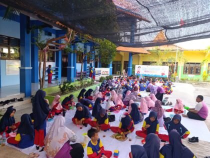 Potret Suasana Siswa SD Muhammadiyah 2 Babat Gemari Bersama di Halaman Sekolah