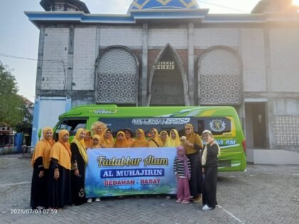 Foto bersama PRA Bedahan bersama Jamaah Masjid Al Muhajirin sebelum keberangkatan di halaman Masjid Al Muhajirin Bedahan