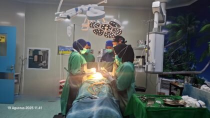dr. Nikita Gladys Larasati, Sp.B, M.Ked.Klin bersama Tim Instalasi Bedah Sentral RS Muhammadiyah Babat saat melakukan operasi.