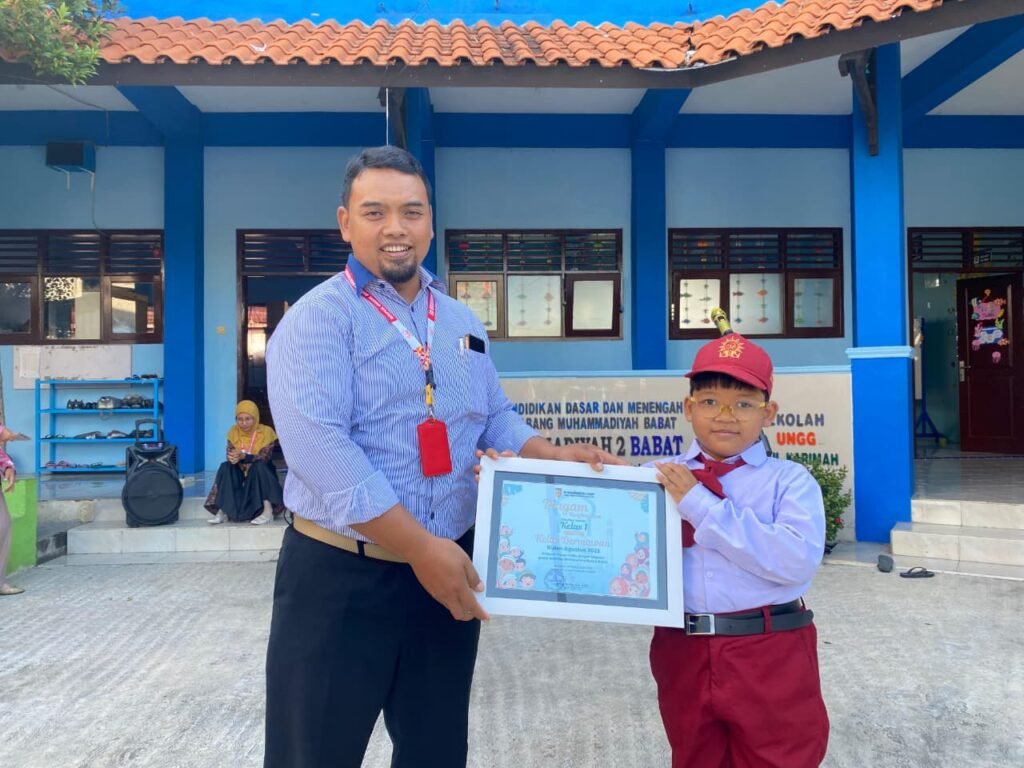 Wakil kelas 1 menerima piagam penghargaan kelas dermawan dalam program Happy Friday dari kepala sekolah