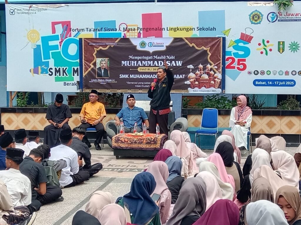 Ustadz Maskun Alfarobi Lc, sedang menyampaikan materi