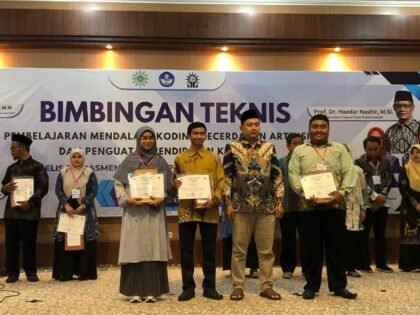 Sekertaris Dikdasmen dan PNF PWM Jawa Timur menyerahkan piagam kepada peserta terbaik Bimtek PM, KKA, PPK Region 2 Jawa Timur