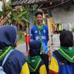 Rakanda Pratama Maulidiansyah bersama anak SD MUDA di penjelajahan