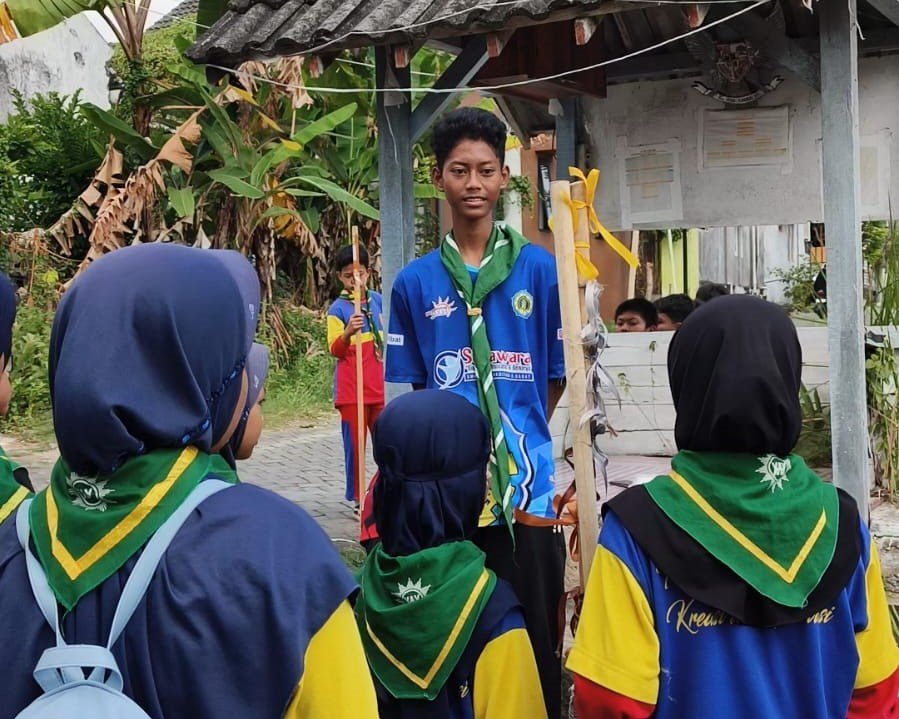 Rakanda Pratama Maulidiansyah bersama anak SD MUDA di penjelajahan